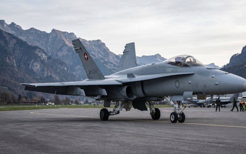 Tio.ch — La critica al bilancio militare svizzero · F/A-18 Hornet Kampfflugzeug der Schweizer Luftwaffe auf alpiner Landebahn